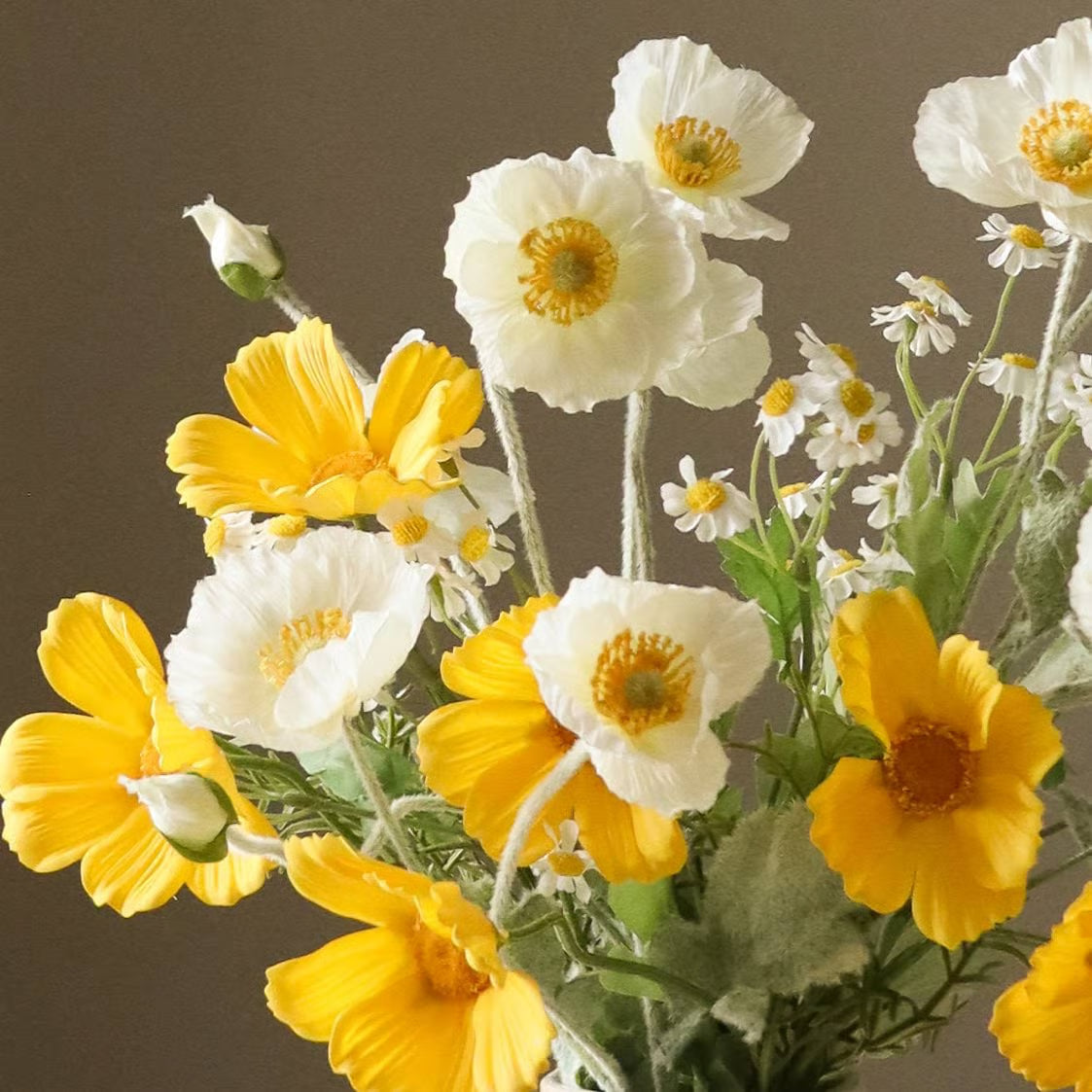 Künstlicher Blumenstrauß mit naturgetreuem Design